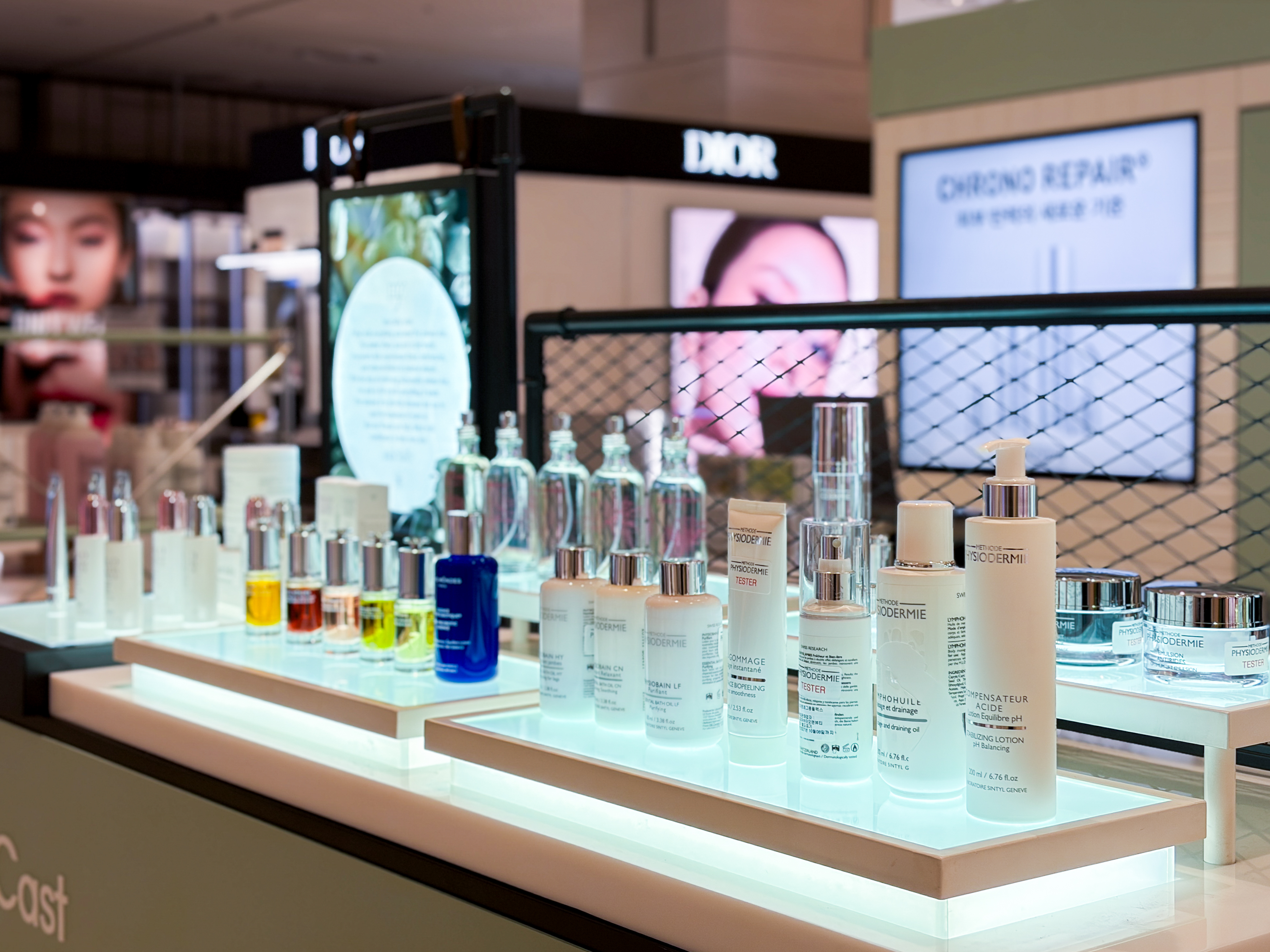 The Cast offline beauty interior